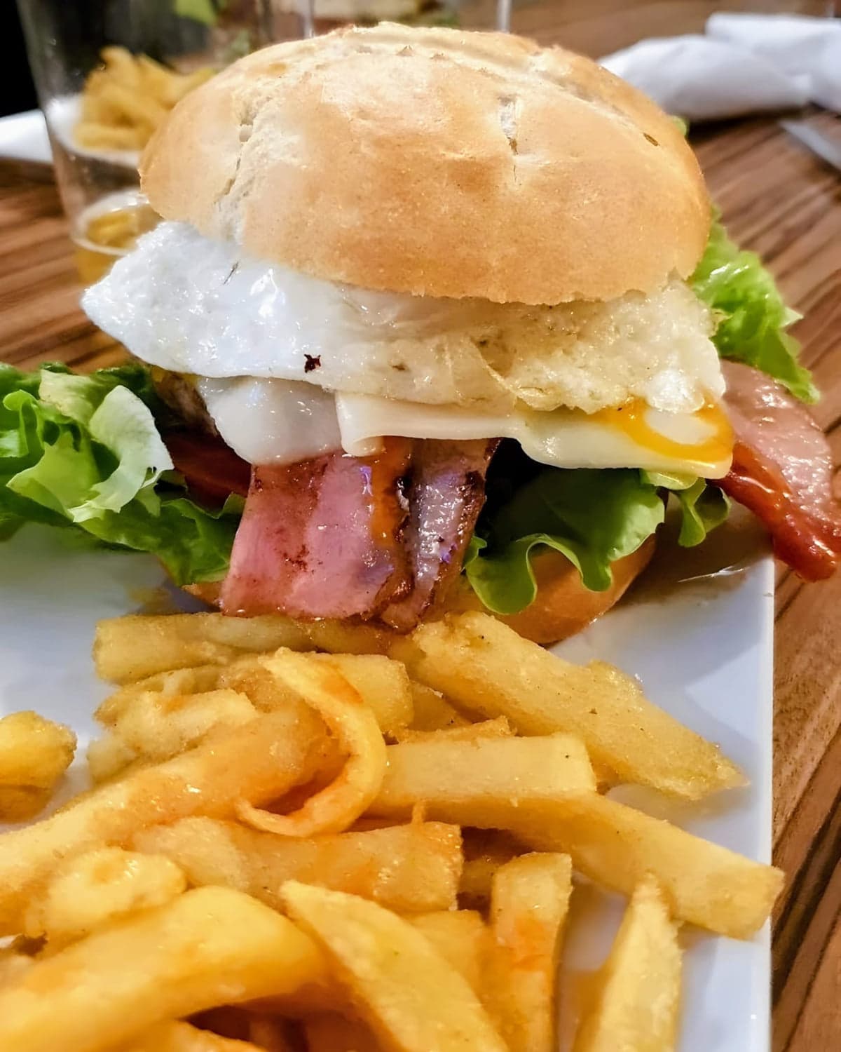 Hanburgesa osoa patata frijituekin, plater zuri batean